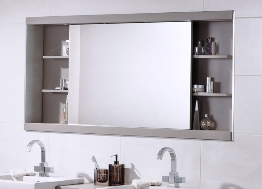 Đó có thể là một chiếc tủ gương âm tường, với một miếng gương trượt qua lại, không bao phủ hết phần tủ phía sau.