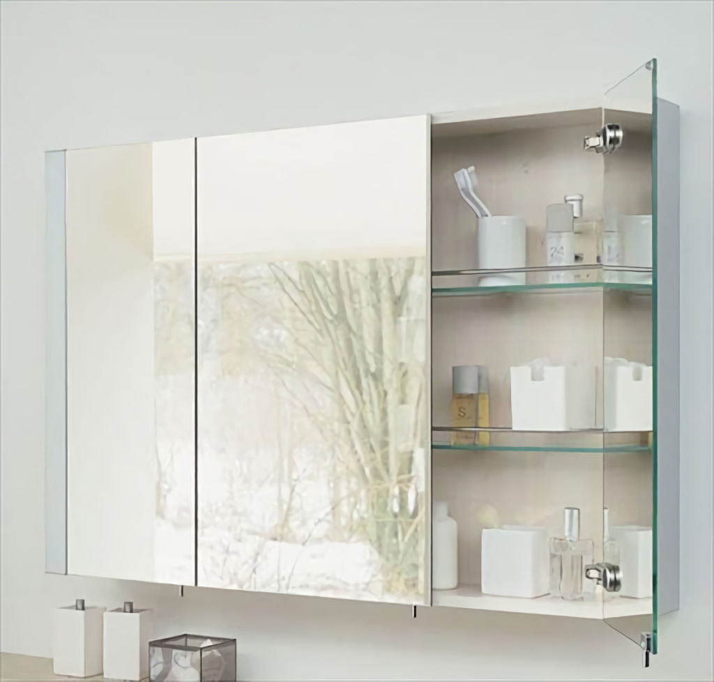 Chiếc tủ gương treo tường với phần cửa gương thô đơn giản, hiện đại