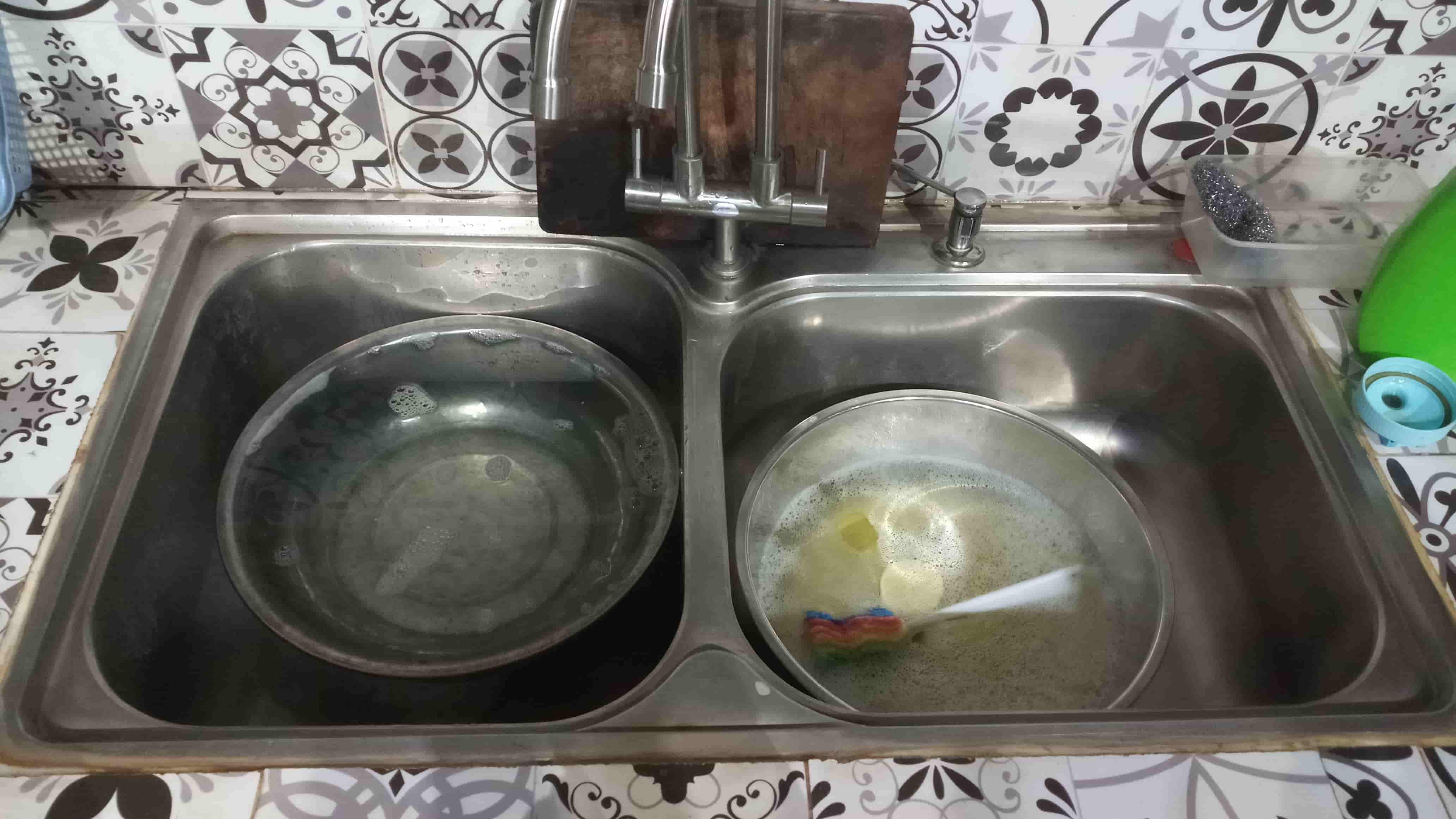 Khắc phục bồn rửa chén bị hôi do thức ăn thừa, cặn bám