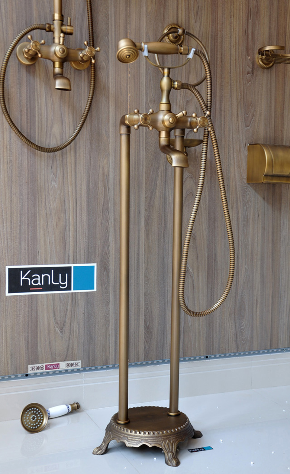 Bộ sen tắm đặt sàn nóng lạnh bằng đồng GCS09