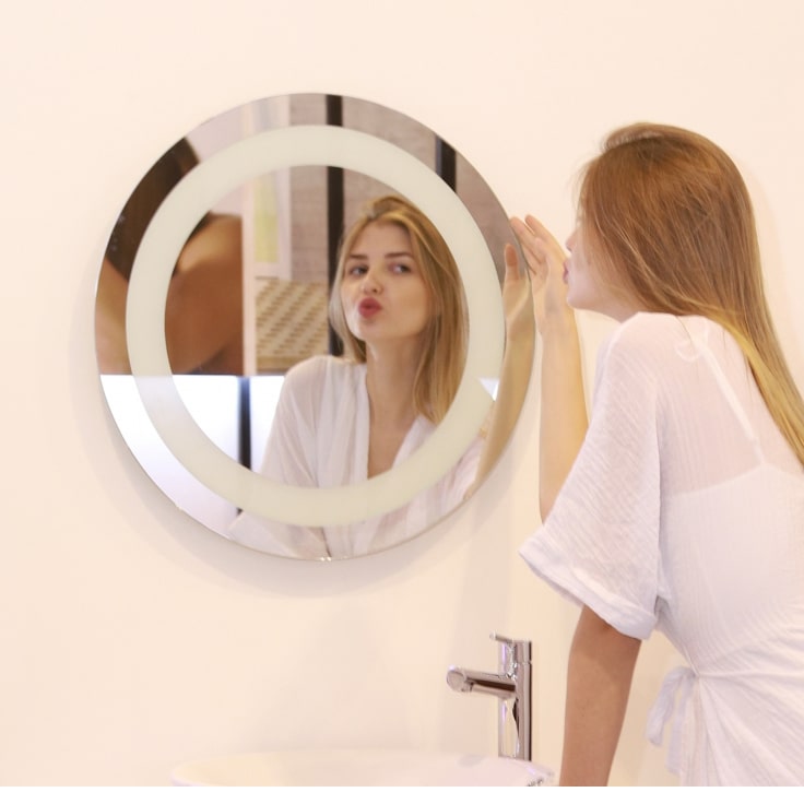 Gương đèn led là công cụ hoàn hảo cho việc trang điểm hoặc selfie 