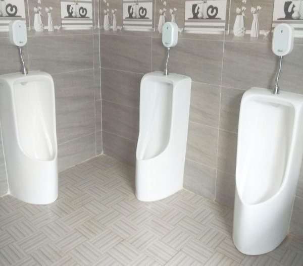 Bồn tiểu nam cảm ứng giúp bảo đảm vệ sinh hơn