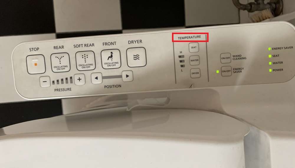 Thao tác các nút ở phần Temperature giúp bạn đi vệ sinh dễ dàng hơn trong mùa đông