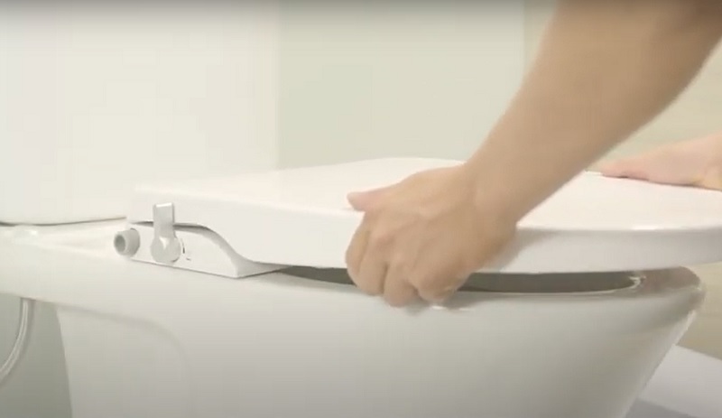 Trượt nhẹ nắp vào bản lề, sao cho các khớp trùng khít với nhau