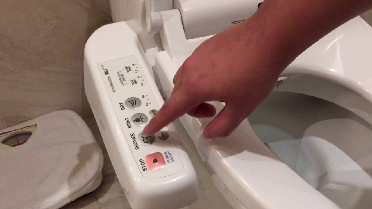 Nắp bồn cầu Inax có nhiều thiết bị giúp người dùng luôn an toàn với nguồn điện