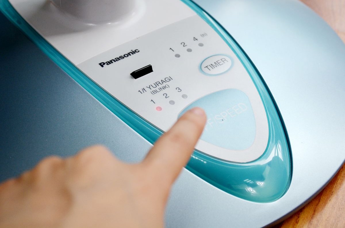 Quạt đứng 5 cánh Panasonic có remote F-307KHB chức năng hẹn giờ thông minh