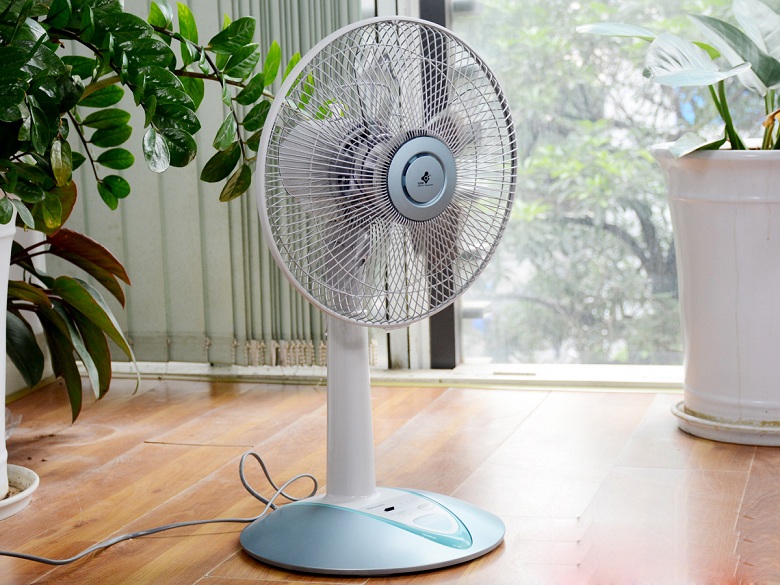 Quạt đứng 5 cánh Panasonic có remote F-307KHB vận hành êm ái