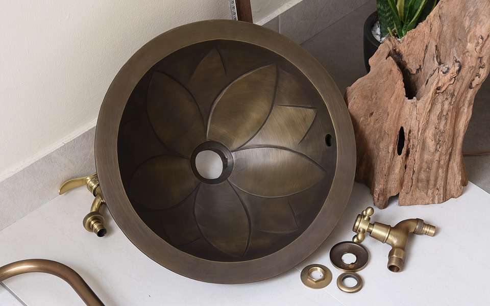 Chậu lavabo đặt bàn Kanly bằng đồng đúc GCL02