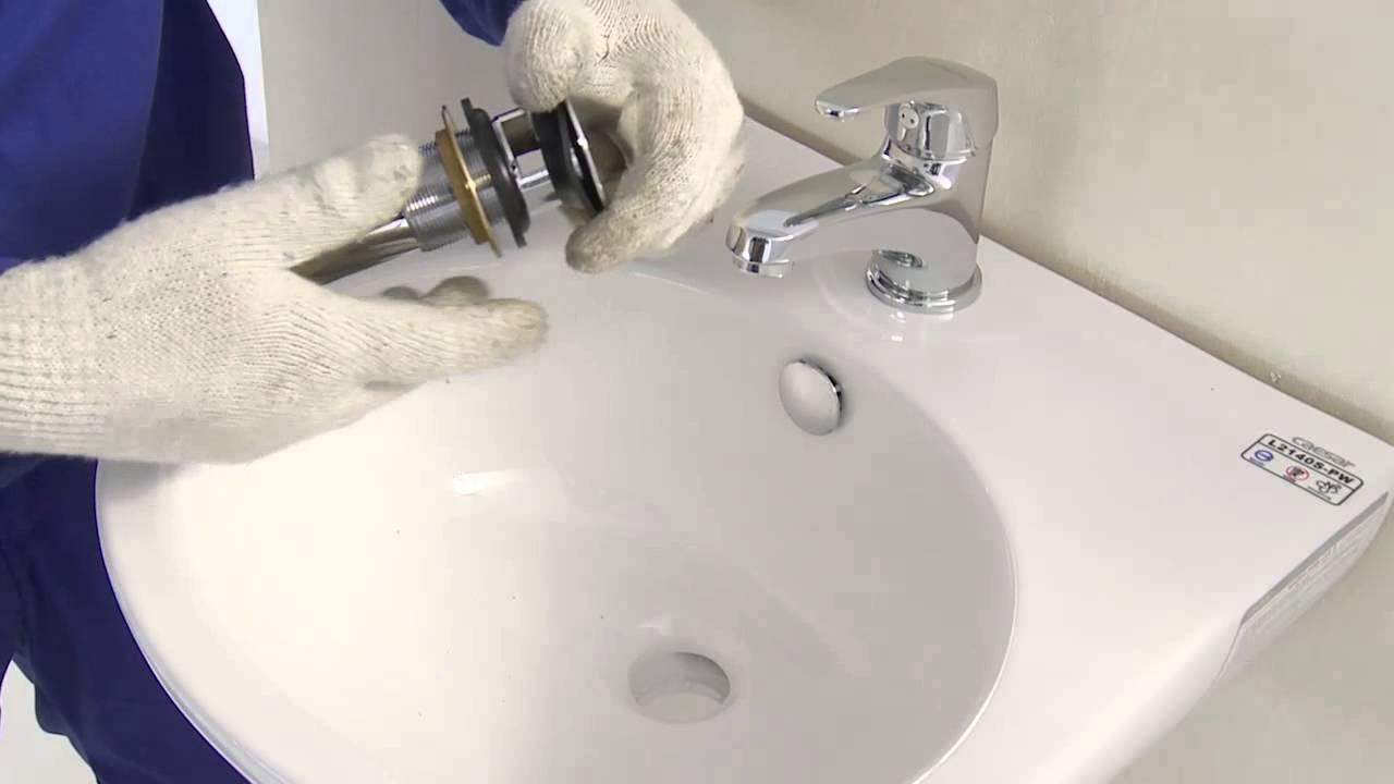 Xử lý mở nắp bồn rửa mặt bằng cách tháo phần ống thải xi phông phía dưới ra