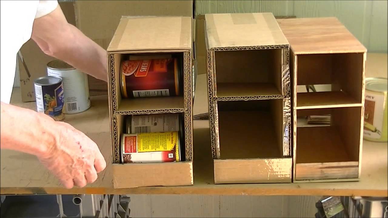 Các thùng bìa carton đựng trứng được giữ lại để tạo thành hộp để chứa thực phẩm khô.
