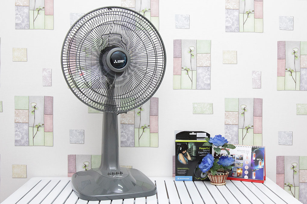 Quạt lửng điều chỉnh độ cao 82-102cm Mitsubishi R16-GA