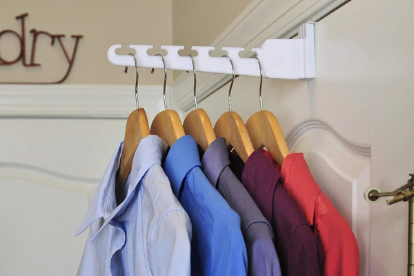 Ưu điểm nổi bật của m&oacute;c quần &aacute;o nhựa treo cửa l&agrave; gi&aacute; b&aacute;n rất rẻ, nhẹ v&agrave; c&oacute; nhiều t&ugrave;y chọn về m&agrave;u sắc