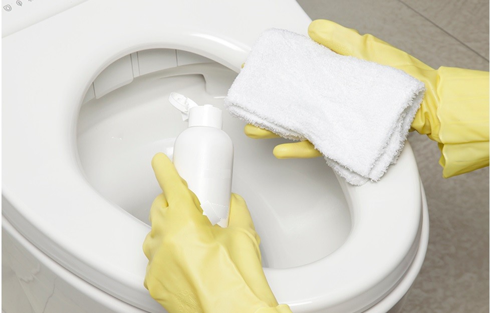 Th&aacute;o nắp, ng&acirc;m v&agrave; đ&aacute;nh kỹ với c&aacute;c loại tẩy rửa chuy&ecirc;n dụng gi&uacute;p l&agrave;m trắng lại nắp bồn cầu