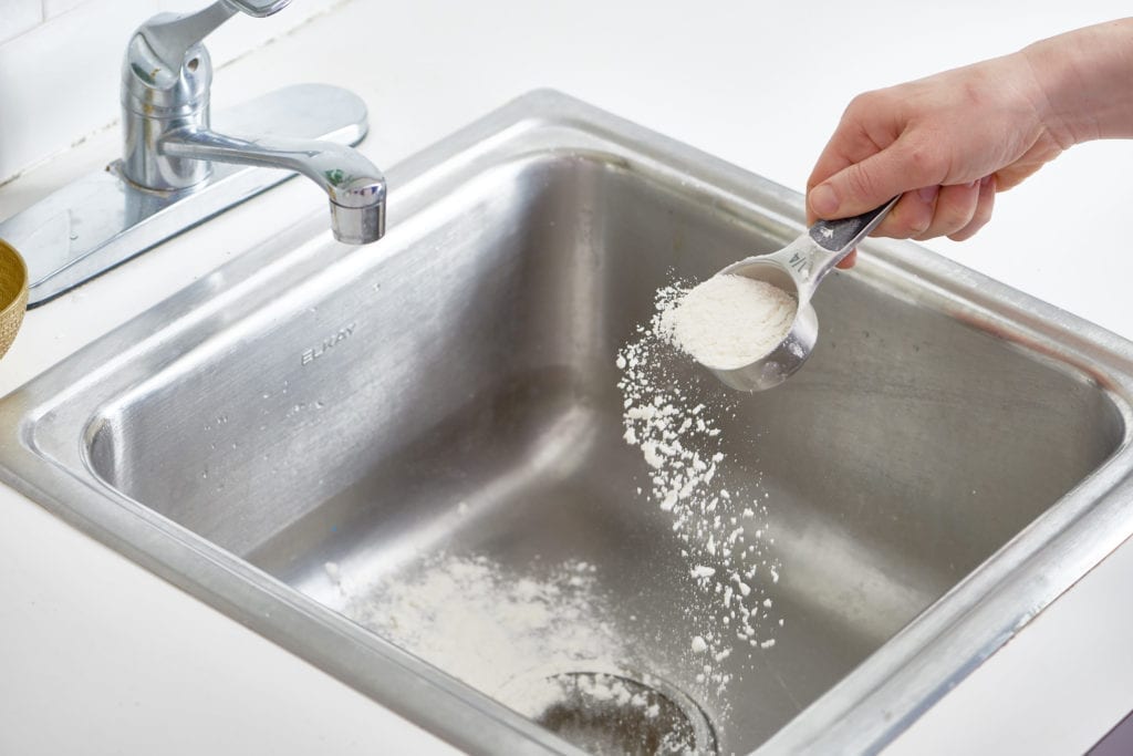 Sử dụng baking soda hút ẩm cho bồn rửa chén