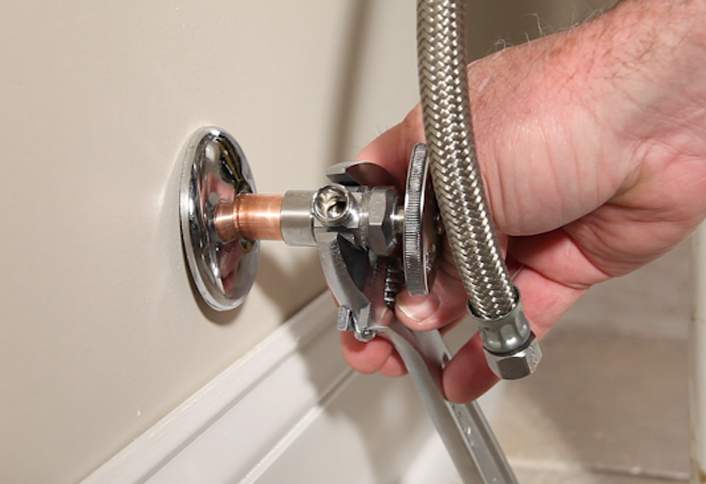 Cách thay dây cấp nước bồn cầu tại nhà đơn giản