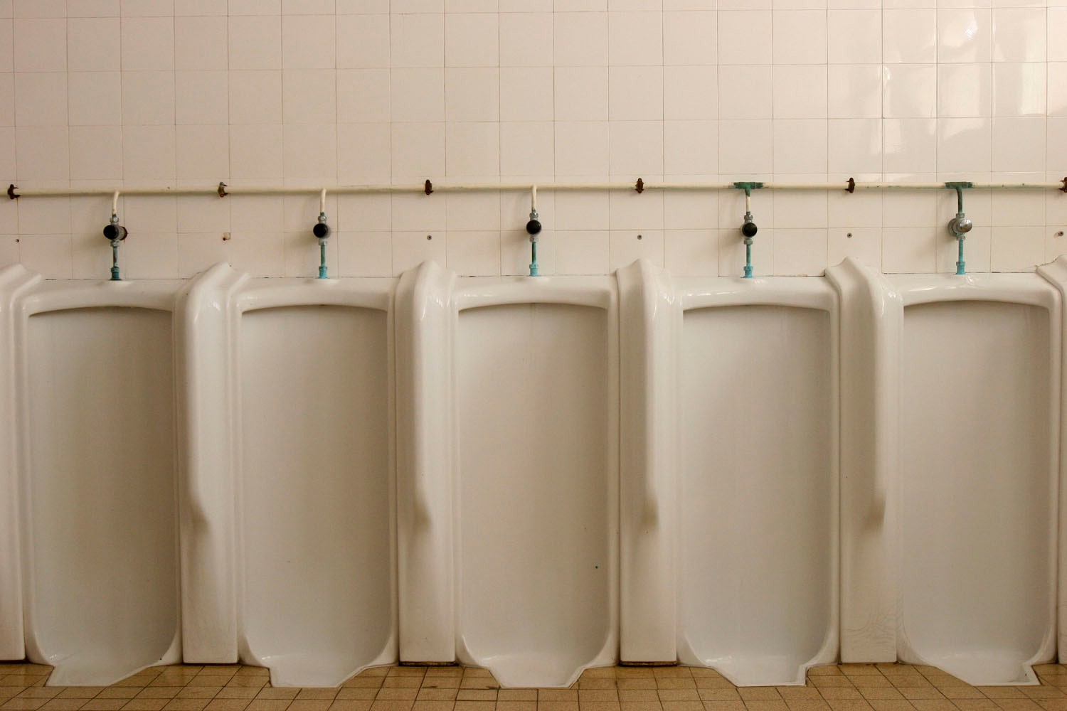 Bồn tiểu nam đặt sàn