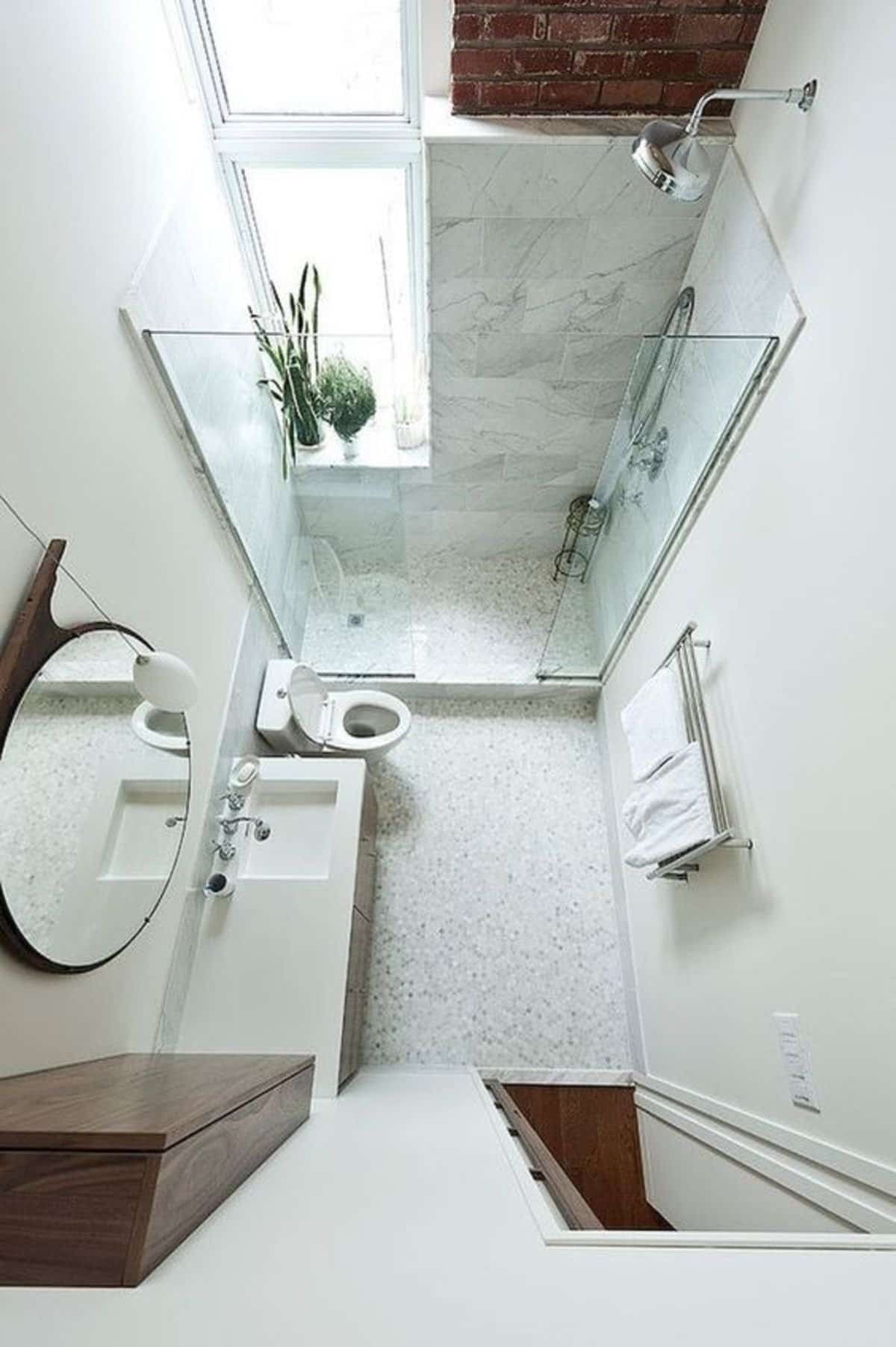 Thay thế cho mẫu bồn tắm nằm bình thường, thế vào đó, bạn có thể thiết kế đặt một mẫu bồn tắm đứng với vách kính gọn gàng, cho sàn nhà tắm luôn giữ được sự khô thoáng.