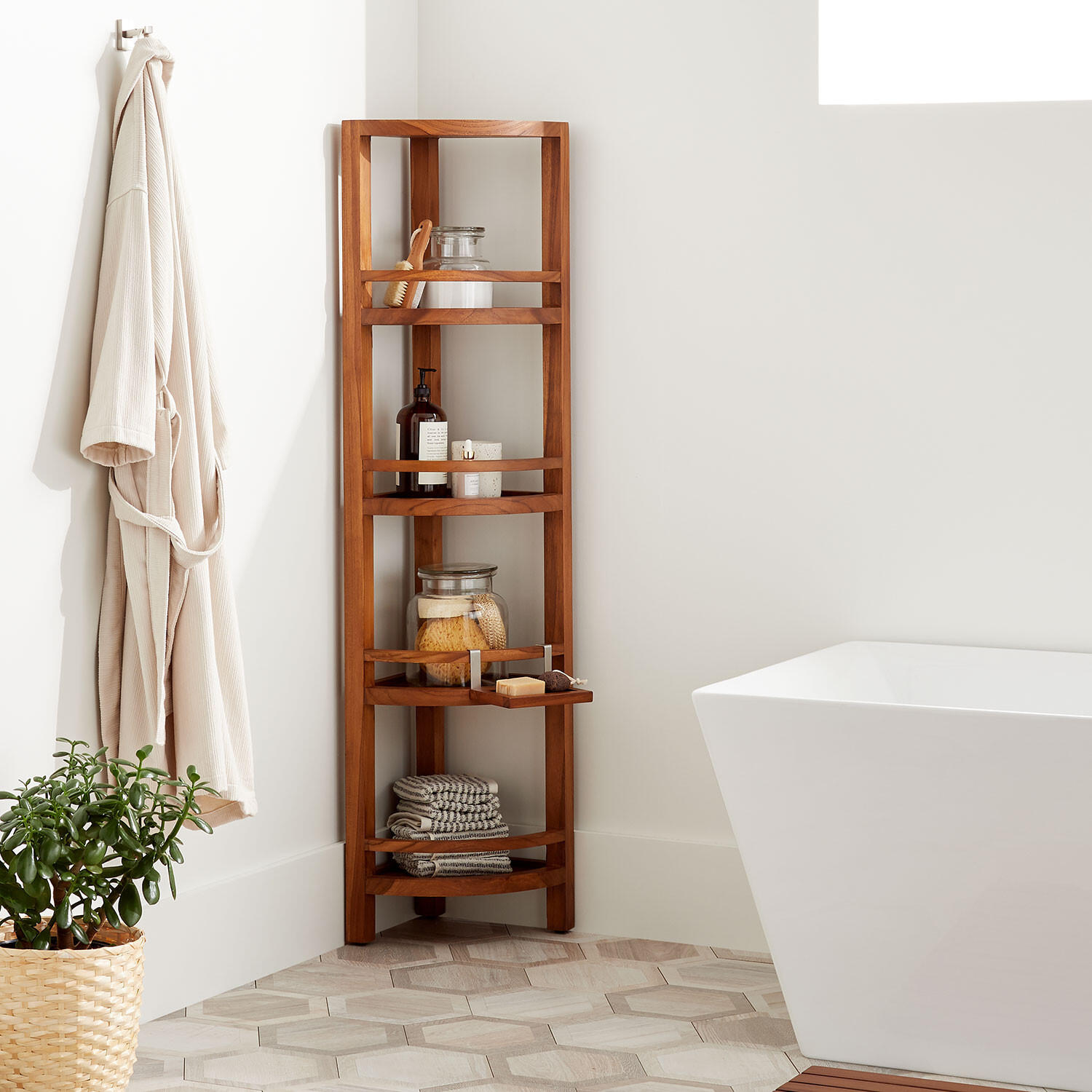 Hoặc một chiếc kệ gỗ tam giác có chân chia ngăn cũng là một ý tưởng không tồi