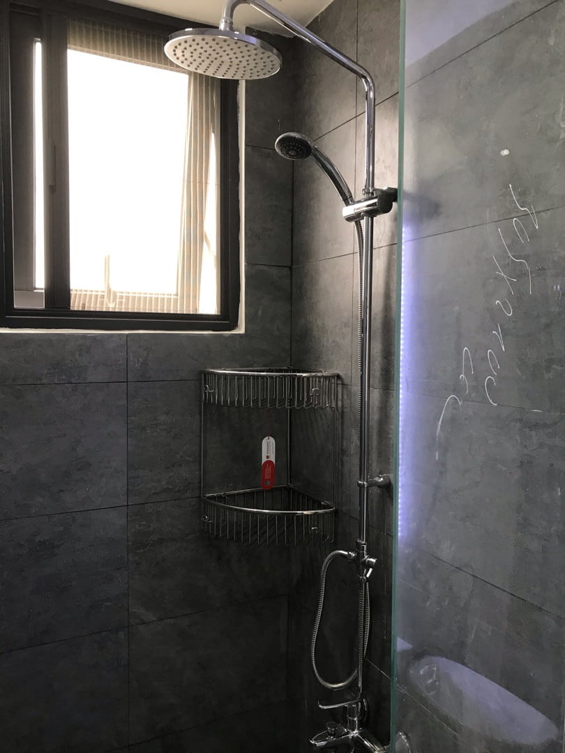 Về thiết kế, vòi sen tắm đứng Viglacera được chia làm hai phân khúc là sen cây gắn tường và sen cây âm tường