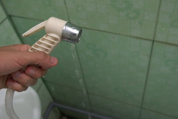 Vòi xịt bồn cầu thường sẽ xuất hiện tình trạng rò rỉ nước gây ra nhiều điều phiền toái trong sinh hoạt