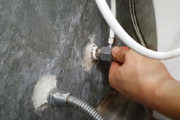 Bộ phần tiếp giáp giữa đường ống nước với tường bị hỏng